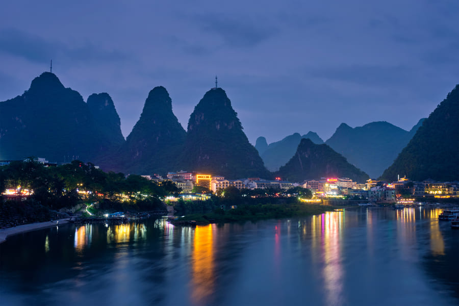 Ciudad Yangshuo de noche - China